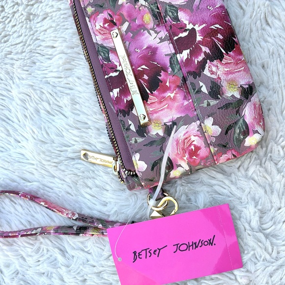 Betsey Johnson Handbags - Betsy Johnson NWT Pink Floral Wristlet 8x5